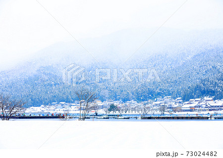 滋賀県長浜市の余呉湖の風景 雪景色 冬景色 1月2日 1月 の写真素材
