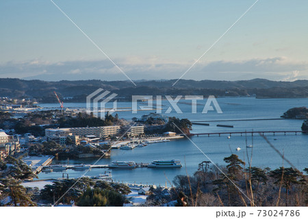 朝日が照らす冬の太平洋と雪景色の松島町|宮城県 朝日が照らす冬の太平洋と雪景色の松島町|宮城県 73024786