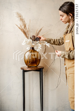 Dried Calluna flower in a gold vase Dried Calluna flower in a gold vase 73025737