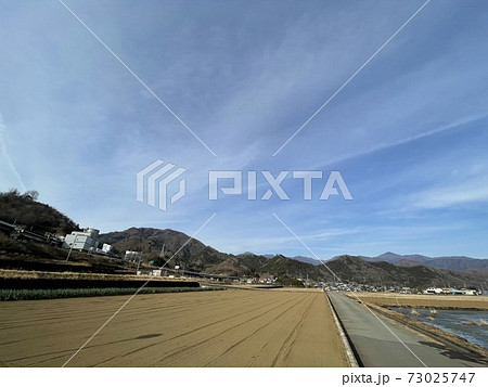 道の駅つる裏側に広がる冬の田園風景 道の駅つる裏側に広がる冬の田園風景 73025747