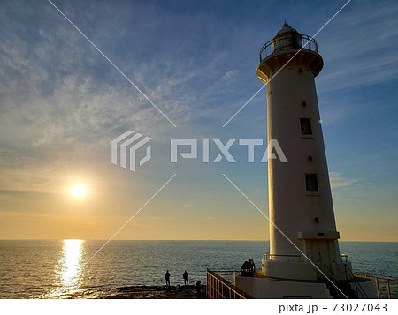 夕陽を浴びる愛知県美浜町の野間埼灯台と釣りを楽しむ人たち【12月】 夕陽を浴びる愛知県美浜町の野間埼灯台と釣りを楽しむ人たち【12月】 73027043