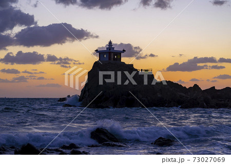 夕焼け 海 シルエット 73027069