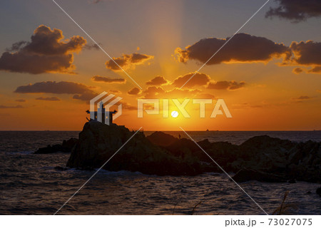 夕焼け 海 シルエット 73027075