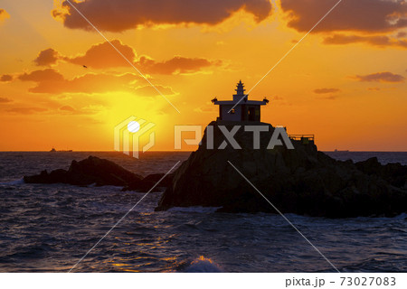 夕焼け 海 シルエット 73027083