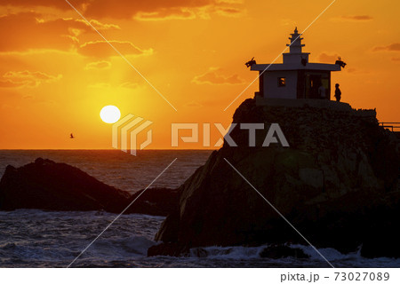 夕焼け 海 シルエット 73027089