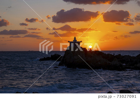 夕焼け 海 シルエット 73027091