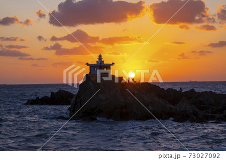 夕焼け 海 シルエット 73027092