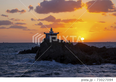 夕焼け 海 シルエット 73027094