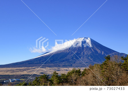 雪化粧と雲がかる雄大な富士山 73027433