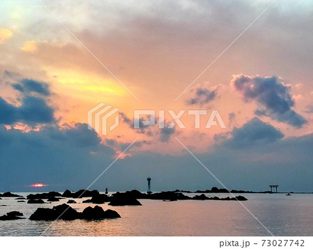 初冬の神奈川県葉山町の森戸神社から眺める相模湾夕景と葉山灯台【12月】 73027742