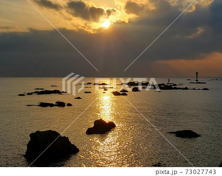初冬の神奈川県葉山町の森戸神社から眺める相模湾夕景【12月】 73027743
