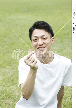 指でハートを作る若い男性指ハートピント 指でハートを作る若い男性指ハートピント 73028309