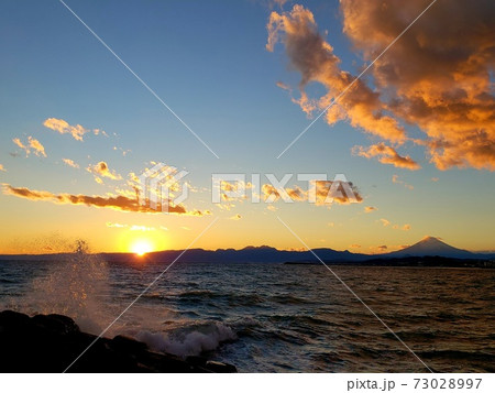 神奈川県茅ヶ崎海岸ヘッドランドからの年最後の夕陽 12月31日 の写真素材