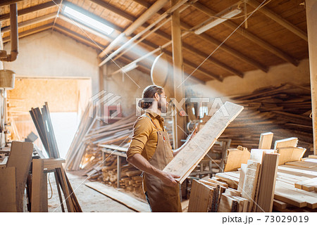 Carpenter at the wood storage 73029019