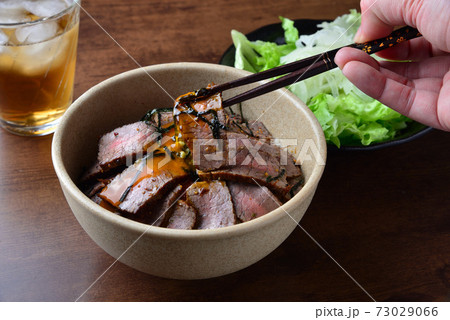 美味しいローストビーフ丼(卵がとろり) 美味しいローストビーフ丼(卵がとろり) 73029066