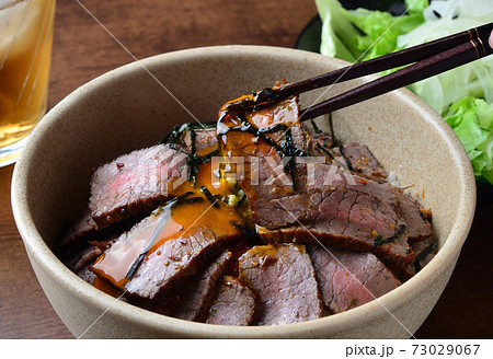美味しいローストビーフ丼(箸持ち) 73029067