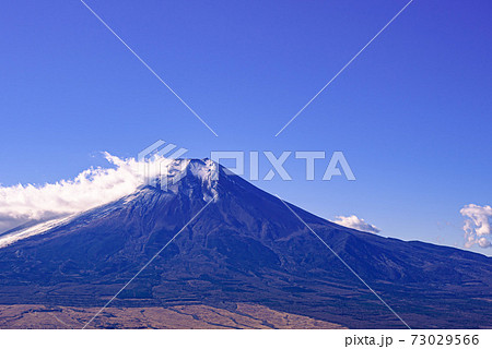 快晴の空と雪化粧する富士山 快晴の空と雪化粧する富士山 73029566