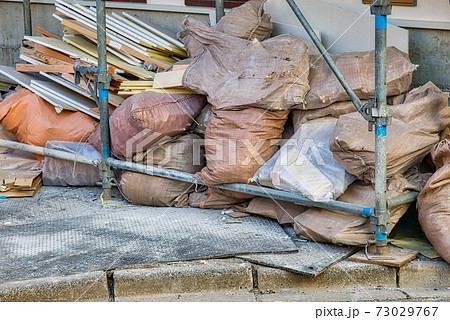 建築現場の廃材とガラ袋 建築現場の廃材とガラ袋 73029767