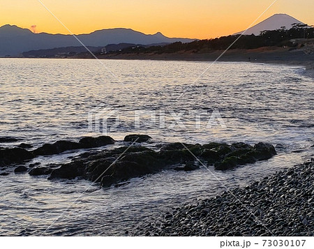 神奈川県大磯町のこゆるぎの浜から眺める年の瀬の相模湾と富士山、伊豆半島の夕景【12月】 73030107