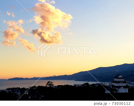 神奈川県小田原市の街から眺める相模湾、伊豆半島、小田原城と夕焼け雲【12月】 73030112