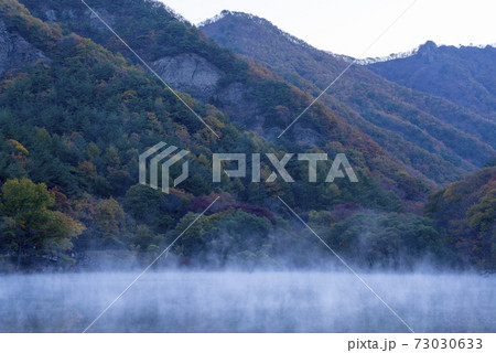 池 貯水池 紅葉 73030633