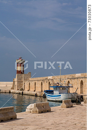 イタリア　モノーポリの港と灯台 73030873
