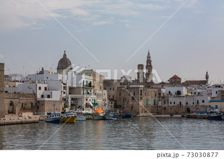 イタリア　モノーポリの港と街並み 73030877