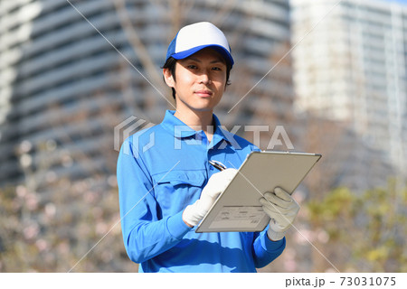 メモを取る作業服姿の男性 メモを取る作業服姿の男性 73031075