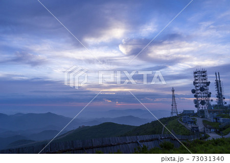 空 夕焼け 山 73031340