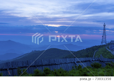 空 夕焼け 山 73031350