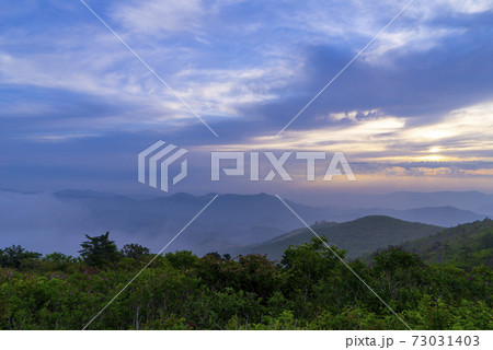 空 山 夕焼け 73031403
