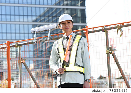作業服を着たガードマンの男性 作業服を着たガードマンの男性 73031415