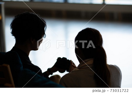 カップル旅行に潜む危険 73031722