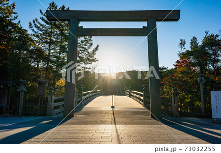 伊勢神宮 内宮 宇治橋鳥居から昇る朝日の写真素材