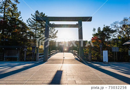伊勢神宮　内宮　宇治橋鳥居から昇る朝日 73032256