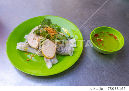 Popular Vietnamese street food- steamed rice rolls, Banh Cuon 73033165
