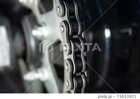 バイクの汚れたチェーンのクローズアップ 73033921