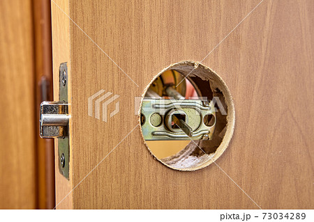 The installer pushes the spindle of door handle through the hole in the latch assembly and face bore. 73034289