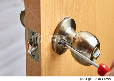 Way of attaching the doorknob using exposed set-screws to secure the handle to a threaded spindle. Way of attaching the doorknob using exposed set-screws to secure the handle to a threaded spindle. 73034299
