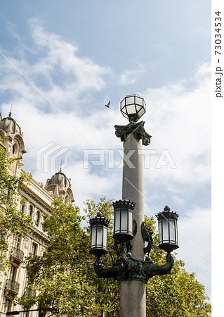 スペインバルセロナの街並み コンクリートの柱につけられた歴史的な街灯と石造りの建物の写真素材