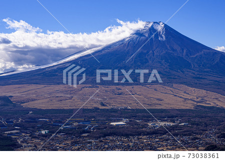 青空と富士山と自衛隊の演習場 73038361