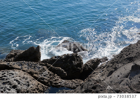 串木野市照島海岸の打ち寄せる波 73038537