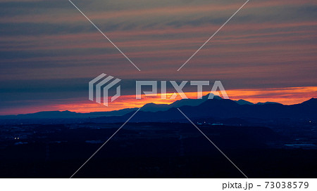 山から夕陽 73038579