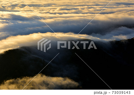 来日岳からの豊岡盆地の雲海 73039143