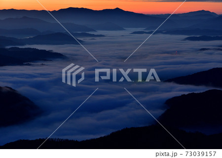 来日岳からの豊岡盆地の雲海 73039157