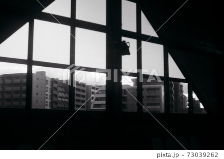 駅の窓から 73039262