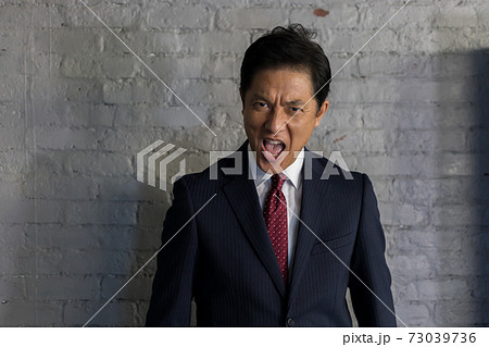 声を出して気合いを入れる50代ビジネスマン　 73039736
