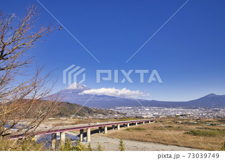 東名高速富士川sa下り線から見た富士山 冬 冠雪の写真素材