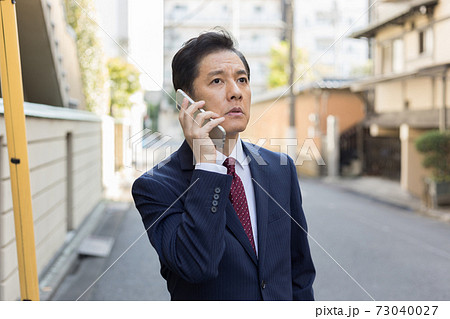 道に迷うビジネスマン 73040027