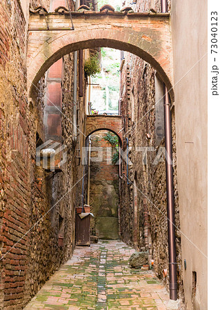 イタリア モンテプルチャーノの路地裏の写真素材